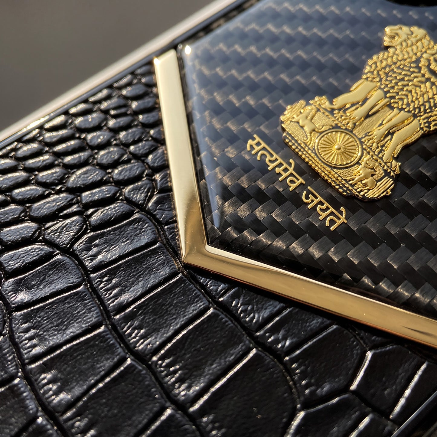iPhone 15 Series Satyamev Jayate Gold Emblem Hybrid Leather Case